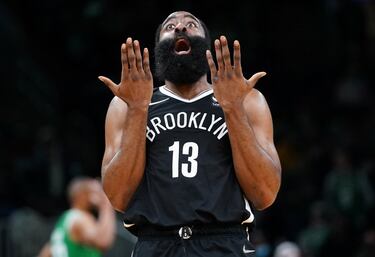 Ganó el MVP en una ocasión y ha estado cerca en otras tres. No es casualidad. Su capacidad para sacar puntos de donde no los hay es ilimitada, arrastrando algo de polémica sus golpes contra el defensor para sacar faltas, pero sus triples son un arma que pasa desapercibida entre la animadversión por su figura y no debería ser así. Con Harden hablamos de un top-3 en la lista de máximos encestadores desde el perímetro. Sus porcentajes no son los mejores, eso es cierto, pero se le pide más cantidad que calidad. Antes de que otros como Doncic tomaran su ejemplo ya estaba dejando a rivales sentados con sus triples tras paso atrás, una técnica que se ha repetido con el tiempo pero a la que él le sacó el primer rendimiento importante teniendo en cuenta, además, que ser zurdo suele hacer más difícil la defensa. 