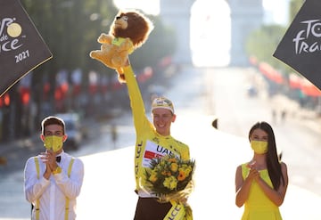 Tadej Pogacar llegó por segundo año consecutivo de amarillo a las calles de París después de ser el gran dominador del Tour. De su triunfo en 2020 catalogado de sorpresa se pasó a debatir si el joven esloveno será capaz de marcar una época en el ciclismo.