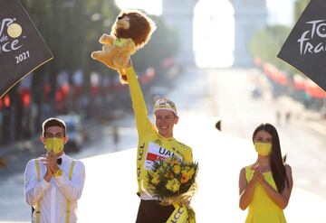 Tadej Pogacar lleg por segundo a?o consecutivo de amarillo a las calles de Pars despus de ser el gran dominador del Tour. De su triunfo en 2020 catalogado de sorpresa se pas a debatir si el joven esloveno ser capaz de marcar una poca en el ciclismo.