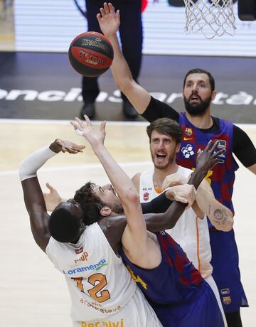 Ilimane Diop, ante Tomic, Achille Polonara y Nikola Mirotic. 