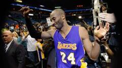 Kobe Bryant, abandona el parqu&eacute; del Target Center con el cari&ntilde;o del p&uacute;blico all&iacute; presente.