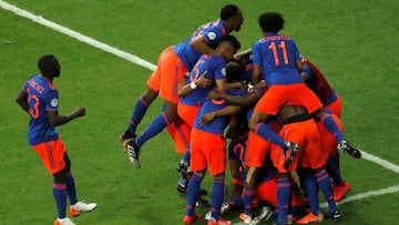 Jugadores de Colombia celebrando un gol ante Argentina por Copa América.