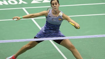 CAR01 NUEVA DELHI (INDIA) 31/03/2017.- La espa&ntilde;ola Carolina Mar&iacute;n devuelve el volante a la japonesa Minatsu Mitani durante su encuentro de semifinales del Yonex Sunrise India Open, parte de las Superseries, en Nueva Delhi (India), hoy, 31 de marzo de 2017. EFE/Rajat Gupta