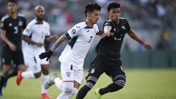 Gallardo, de negro, disputa un balón con Abreu, durante el último México-Cuba.