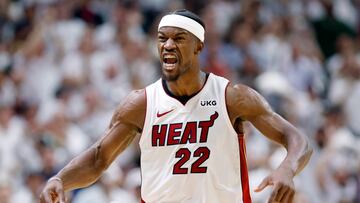 AME4097. MIAMI (ESTADOS UNIDOS), 24/04/2023.- Jimmy Butler de los Miami Heat en acción ante los Milwaukee Bucks, durante un juego por los Playoffs de la NBA en el Kaseya Center de Miami, Florida (EE.UU). EFE/ Rhona Wise /NO SHUTTERSTOCK
