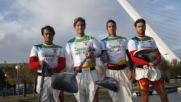 EN SEVILLA. De izquierda a derecha: Rodrigo Germade, I&ntilde;igo Pe&ntilde;a, &Oacute;scar Carrera y Javier Hernanz antes de salir a entrenar al Guadalquivir.
 