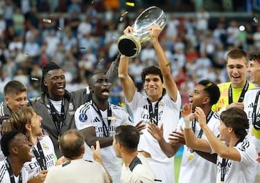 Vallejo levanta el trofeo de campeón de la Supercopa de Europa ante el Atalanta.