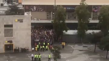 Gritos de "Bartomeu dimisión" en los aledaños del Camp Nou