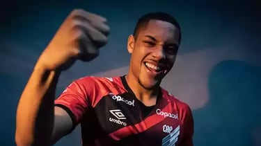 Vitor Roque, con la camiseta del Athletico Paranaense.