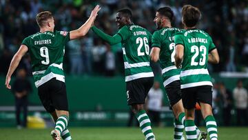 Lisbon (Portugal), 17/09/2023.- Sporting's CP Ousmane Diomande (2-L) celebrates with his teammates after scoring during the Portuguese First League soccer match between Sporting CP and Moreirense FC in Lisbon, Portugal, 17 September 2023. (Lisboa) EFE/EPA/RODRIGO ANTUNES
