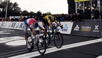 Mathieu van der Poel y Wout Van Aert lanzan el esprint en el Tour de Flandes 2020.