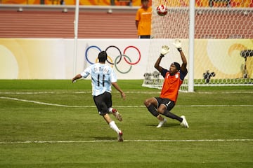 Con un gol en la final, ayudó a ganar la medalla de oro en los Juegos de Pekín 2008.