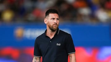 BARCELONA, SPAIN - AUGUST 27:  Lionel Messi of FC Barcelona walks onto the pitch prior a friendly match between FC Barcelona U19 and Ajax U19 at the new Johan Cruyff stadium on August 27, 2019 in Barcelona, Spain. (Photo by David Ramos/Getty Images)
 PAIS