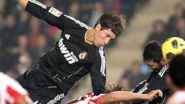 <b>FRENAZO.</b> El Real Madrid sufrió en Almería un frenazo en sus aspiraciones de ganar la Liga.