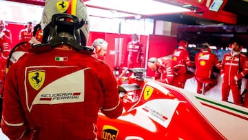 Sebastian Vettel ante el Ferrari durante los test de Barcelona.