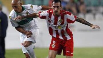 <b>VICTORIA ROJIBLANCA. </b>Aleix Vidal pugna por un balón con Luque, al que desplaza con el brazo ante la atenta mirada de Alcaraz.