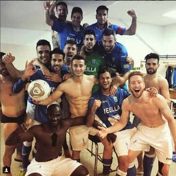 Los jugadores y directiva del Melilla celebrando el emparejamiento para dieciseisavos de la Copa del Rey con el Real Madrid 