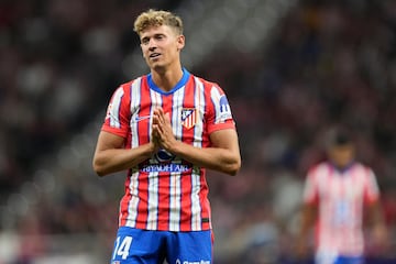 Marcos Llorente también tuvo que dialogar con su aficionados para calmar la situación.