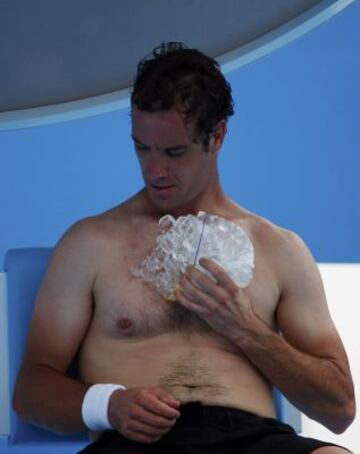 Richard Gasquet con bolsas de hielo para combatir las altas temperaturas. Desde el primer día de competición el Abierto de Australia está registrando temperaturas que superan los 40ºC por la ola de calor que afecta a Melbourne.