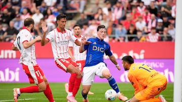 GIRONA (ESPAÑA), 25/10/2025.- El delantero del Real Oviedo Federico Viñas (c) trata de anotar ante la presencia del portero Paulo Gazzaniga (d) del Girona FC durante el partido de LaLiga disputado en el estadio municipal de Montilivi de Girona este sábado. EFE/David Borrat.