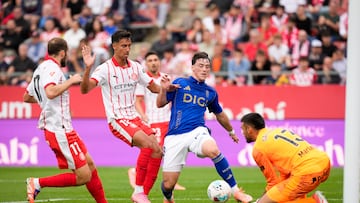 GIRONA (ESPAÑA), 25/10/2025.- El delantero del Real Oviedo Federico Viñas (c) trata de anotar ante la presencia del portero Paulo Gazzaniga (d) del Girona FC durante el partido de LaLiga disputado en el estadio municipal de Montilivi de Girona este sábado. EFE/David Borrat.
