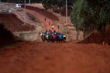 En las zonas de Kapsabet, Iten y Kaptagat, en la parte inferior de la región del Rift de Kenia, se concentran los centros de entrenamiento de donde salen los mejores atletas de las últimas décadas. Los atletas keniatas se dedican en cuerpo y alma al entrenamiento con la esperanza de convertirse en el próximo rey del maratón. 