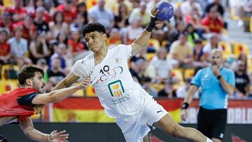 Unb jugador egipcio supera a la defensa española.