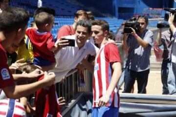 Los aficionados que acudieron al Vicente Calderón disfrutaron de los nuevos fichajes, Santos Borré y Diogo Jota.