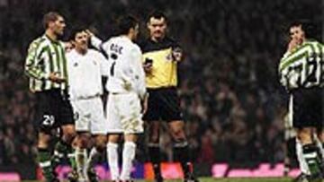 <b>DOS ARBITRAJES POLÉMICOS</b>. Pino Zamorano cuajó dos actuaciones muy desafortunadas en los partidos que el Real Madrid jugó ante Betis y Sevilla.