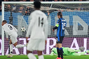 0-1. Asiste Brahim Daz al delantero francs, se va fcil de Marten De Roon y de un latigazo con la derecha, raso, cruzado al palo largo, supera a Marco Carnesecchi.