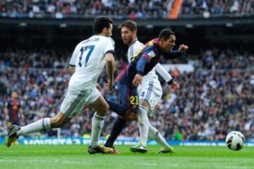 Real Madrid (2) - Barcelona (1). Fue un partido muy polémico. Pérez Lasa no pitó en el descuento un penalti de Sergio Ramos a Adriano, lo que hizo que Valdés perdiera los papeles y acabara expulsado.