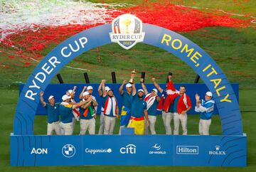 Jon Rahm, del equipo de Europa, levantó el trofeo de la Ryder Cup tras la victoria.