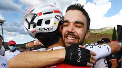 Jesús Herrada se abraza a su hermano José para celebrar su victoria en Cistierna, meta en la séptima etapa de La Vuelta 2022.