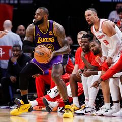 Los Rockets abusan de los problemas recurrentes de los Lakers