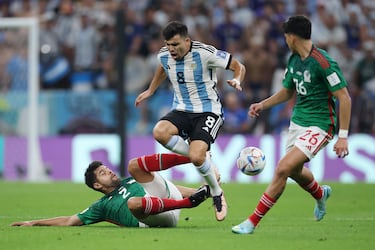 El argentino Marcos Acuña recibe una fuerte entrada del mexicano Néstor Araujo. 
 