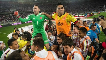 David Ospina y Falcao García celebrando con el resto de sus compañeros la clasificación de la Selección Colombia al Mundial de Rusia 2018 tras el empate 1-1 ante Perú en el Estadio Nacional de Lima