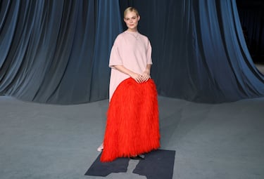 Elle Fanning posa en la alfombra roja de la Academy Museum Gala de Hollywood.