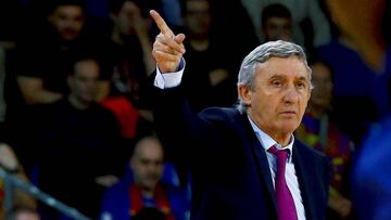 Svetislav Pesic da instrucciones a sus jugadores durante el partido de la Euroliga que ha enfrentado al Barcelona y al Zenit de San Petersburgo