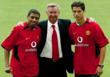 13 de agosto de 2003,Sir Alex Ferguson con los nuevos fichajes Kléberson y Cristiano Ronaldo.