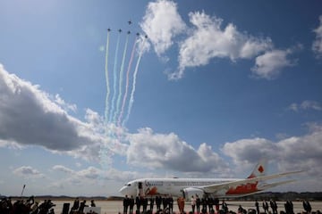 La antorcha olímpica fue recibida con todos los honores y un grupo de vuelo acrobático.