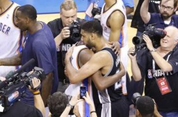 Kevin Durant abraza a Tim Duncan.