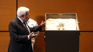 Científicos muestran supuestos OVNIS y cuerpos extrarretres en el Congreso de México