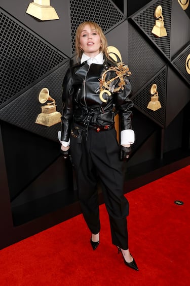 Miley Cyrus posa en la alfombra roja.