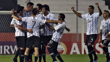 Jugadores del Club Libertad de Paraguay celebrando un gol ante The Strongest por Copa Libertadores.