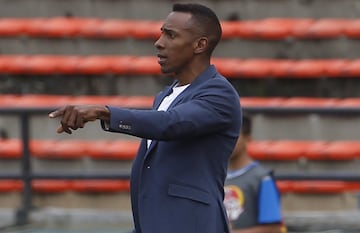 Luis Amaranto Perea debutó en la fecha 9 como entrenador de Leones, equipo que está cerca de descender a la segunda categoria.