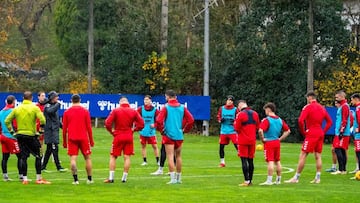 Los armeros abren la puerta de salida