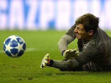 El portero español está teniendo una buena temporada con el Oporto. Actualmente el equipo luso es líder de la liga portuguesa. A sus 37 años Casillas sigue estando en plena forma, pero la calidad de la portería de España le pone difícil el regreso a la Roja. 