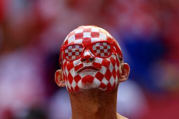 Hoy en el Al Bayt Stadium se enfrentan las selecciones de Croacia y Marruecos y los seguidores de ambos combinados han llenado de color el estadio. 