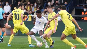 Vinicius, rodeado de jugadores del Villarreal.