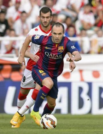 Iniesta con el balón.